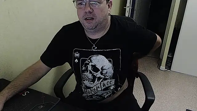 Snapshot of blueandwhite1 chatting on December 7, 8:22 am blueandwhite1 online show from December 7, 8:22 am