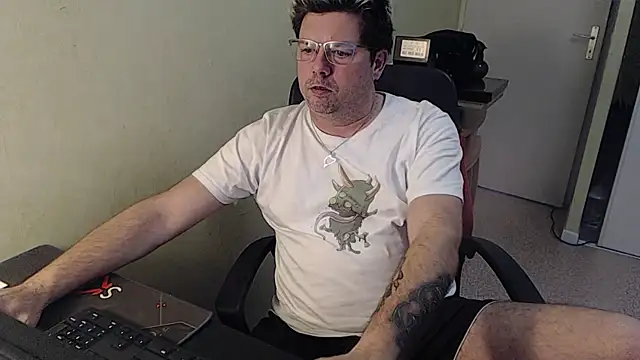 Snapshot of blueandwhite1 chatting on January 16, 3:35 pm blueandwhite1 online show from January 16, 3:35 pm