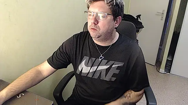 Snapshot of blueandwhite1 chatting on January 10, 3:37 pm blueandwhite1 online show from January 10, 3:37 pm