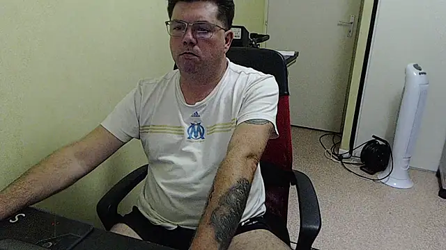 Snapshot of blueandwhite1 chatting on October 14, 8:16 pm blueandwhite1 online show from October 14, 8:16 pm