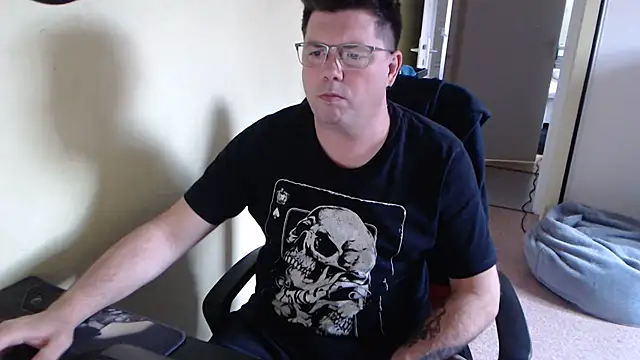 Snapshot of blueandwhite1 chatting on March 11, 3:34 pm blueandwhite1 online show from March 11, 3:34 pm