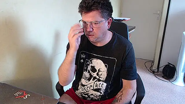 Snapshot of blueandwhite1 chatting on October 4, 7:46 am blueandwhite1 online show from October 4, 7:46 am