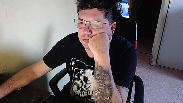 Snapshot of blueandwhite1 chatting on February 3, 4:41 pm blueandwhite1 online show from February 3, 4:41 pm