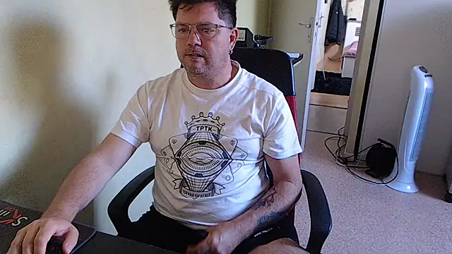 Snapshot of blueandwhite1 chatting on October 18, 9:14 am blueandwhite1 online show from October 18, 9:14 am