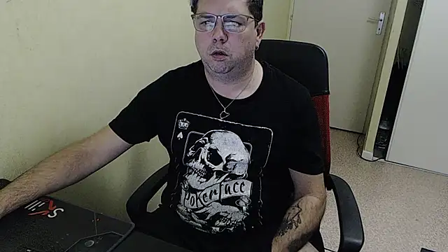 Snapshot of blueandwhite1 chatting on December 5, 3:39 pm blueandwhite1 online show from December 5, 3:39 pm