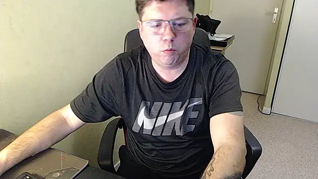 Snapshot of blueandwhite1 chatting on February 1, 9:19 pm blueandwhite1 online show from February 1, 9:19 pm