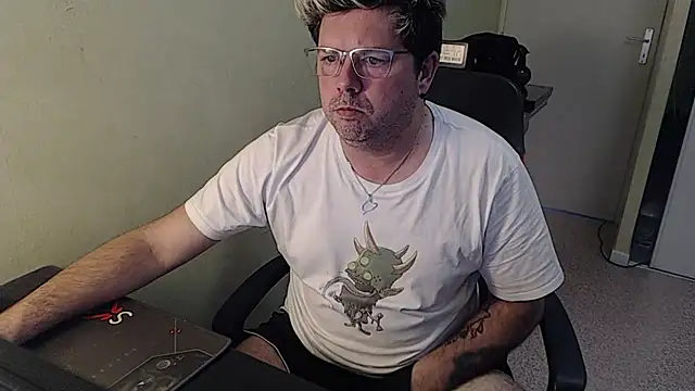 Snapshot of blueandwhite1 chatting on January 17, 3:32 pm blueandwhite1 online show from January 17, 3:32 pm