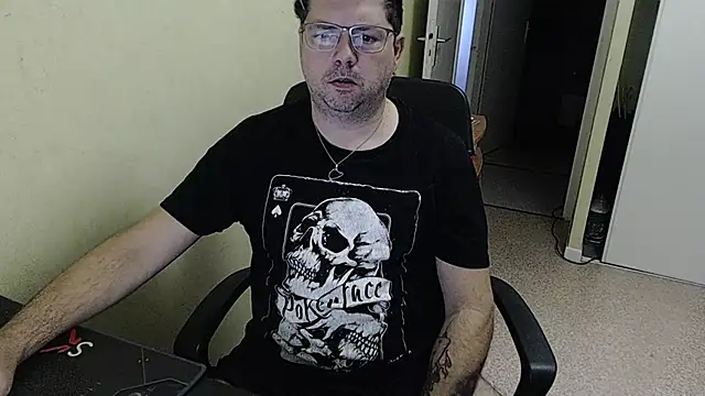 Snapshot of blueandwhite1 chatting on December 3, 8:58 am blueandwhite1 online show from December 3, 8:58 am