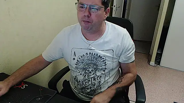 Snapshot of blueandwhite1 chatting on December 10, 3:44 pm blueandwhite1 online show from December 10, 3:44 pm