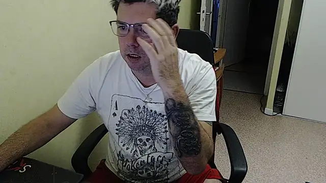 Snapshot of blueandwhite1 chatting on December 11, 8:05 am blueandwhite1 online show from December 11, 8:05 am