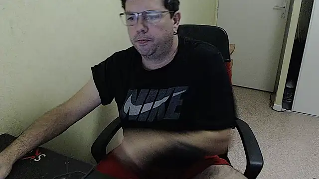 Snapshot of blueandwhite1 chatting on December 13, 3:32 pm blueandwhite1 online show from December 13, 3:32 pm