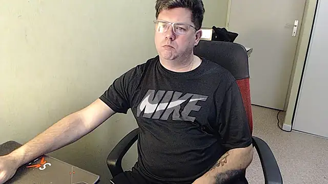 Snapshot of blueandwhite1 chatting on February 1, 10:05 am blueandwhite1 online show from February 1, 10:05 am