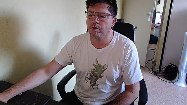 Snapshot of blueandwhite1 chatting on October 11, 7:01 am blueandwhite1 online show from October 11, 7:01 am