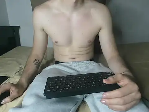 Snapshot of LiamMason chatting on October 11, 3:43 am LiamMason online show from October 11, 3:43 am