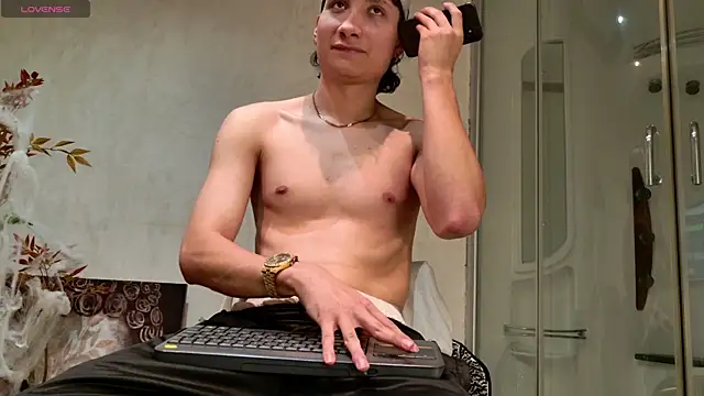 Snapshot of enzo_steel chatting on October 28, 2:25 am enzo steel online show from October 28, 2:25 am