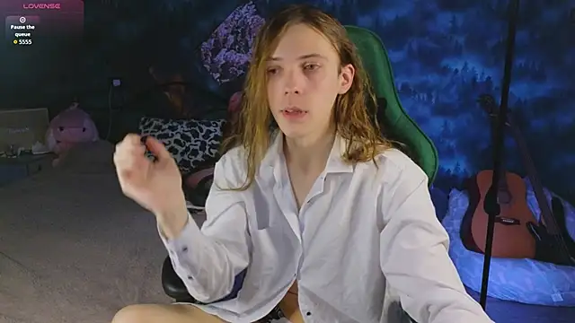 Snapshot of artass2 chatting on October 27, 4:20 pm artass2 online show from October 27, 4:20 pm