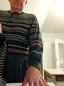 Oldmenhot66 online show from October 12, 4:39 am