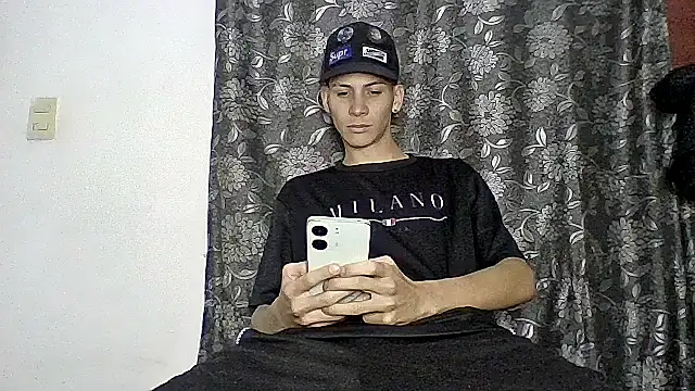 Snapshot of sam_hottt chatting on September 30, 4:51 am sam hottt online show from September 30, 4:51 am