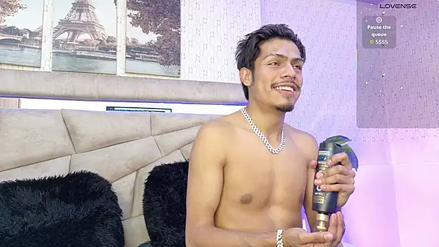 Snapshot of LucayLeo chatting on October 25, 4:03 am LucayLeo online show from October 25, 4:03 am