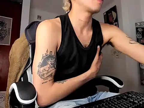 guynextdo0r online show from September 28, 9:35 pm