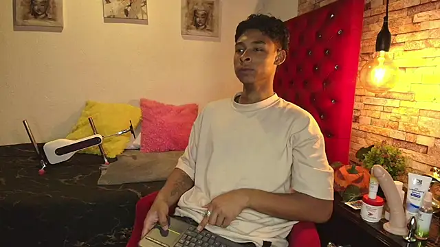 Snapshot of CoffeNaughty_nom chatting on October 22, 4:27 am CoffeNaughty nom online show from October 22, 4:27 am