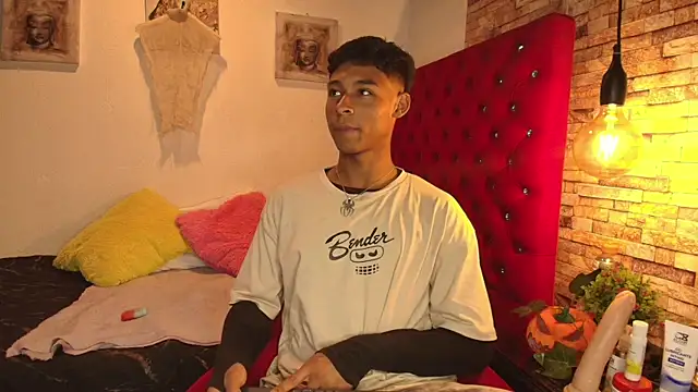 Snapshot of CoffeNaughty_nom chatting on October 23, 4:27 am CoffeNaughty nom online show from October 23, 4:27 am