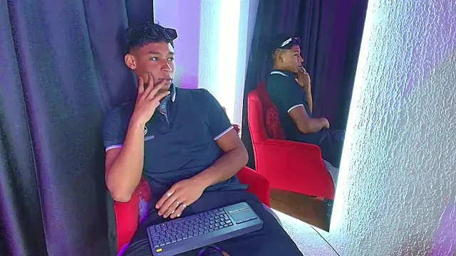 Snapshot of CoffeNaughty_nom chatting on September 18, 4:36 am CoffeNaughty nom online show from September 18, 4:36 am