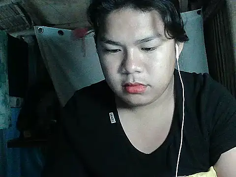 Huntrix2025 online show from April 15, 8:42 pm