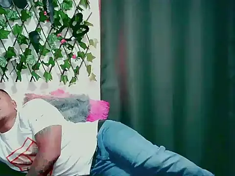 Snapshot of MR777DESIRE chatting on September 27, 2:09 am MR777DESIRE online show from September 27, 2:09 am