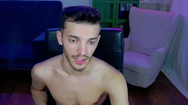 Snapshot of DominicValente chatting on October 26, 5:37 pm DominicValente online show from October 26, 5:37 pm