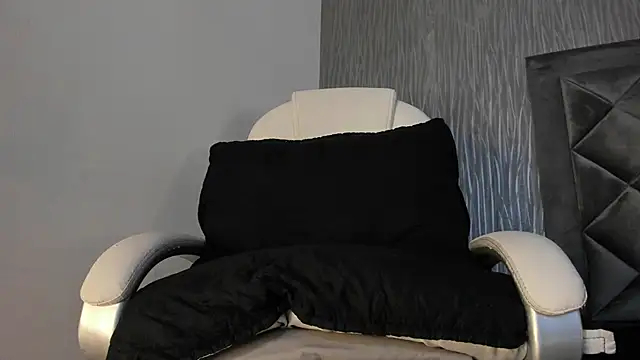 dylan cross  online show from October 13, 12:00 pm