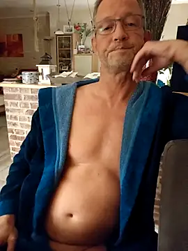 Snapshot of TommyTom76 chatting on October 28, 6:32 pm TommyTom76 online show from October 28, 6:32 pm