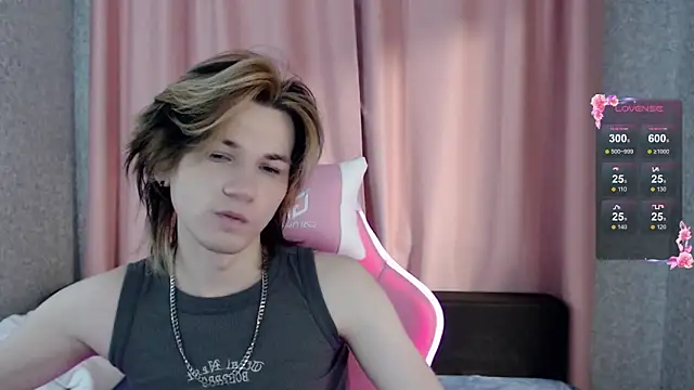 Snapshot of evan_reinhart chatting on October 3, 11:32 pm evan reinhart online show from October 3, 11:32 pm