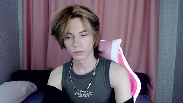 Snapshot of evan_reinhart chatting on October 7, 7:51 pm evan reinhart online show from October 7, 7:51 pm