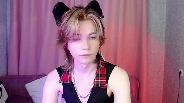 Snapshot of evan_reinhart chatting on October 22, 12:02 am evan reinhart online show from October 22, 12:02 am