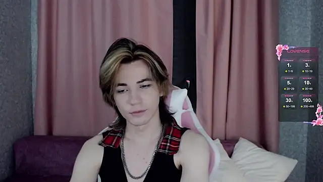 Snapshot of evan_reinhart chatting on October 15, 10:39 pm evan reinhart online show from October 15, 10:39 pm