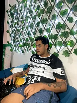 Snapshot of AaronMars_ chatting on October 24, 7:37 pm AaronMars  online show from October 24, 7:37 pm