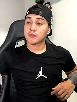 Snapshot of loki32men chatting on October 31, 4:25 am loki32men online show from October 31, 4:25 am