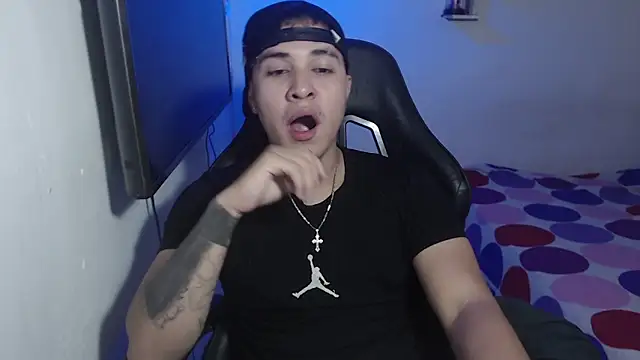 Snapshot of loki32men chatting on October 16, 4:20 am loki32men online show from October 16, 4:20 am