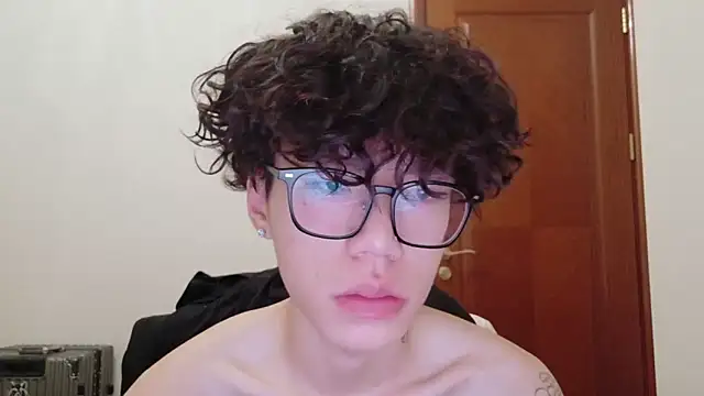 Snapshot of hangzi-0011 chatting on October 4, 11:37 am hangzi-0011 online show from October 4, 11:37 am