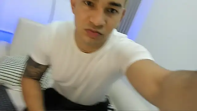 Snapshot of venedic_bull chatting on October 3, 8:25 pm venedic bull online show from October 3, 8:25 pm