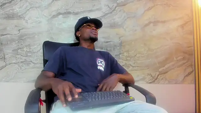 Snapshot of COMPTON_01 chatting on October 21, 4:15 am COMPTON 01 online show from October 21, 4:15 am