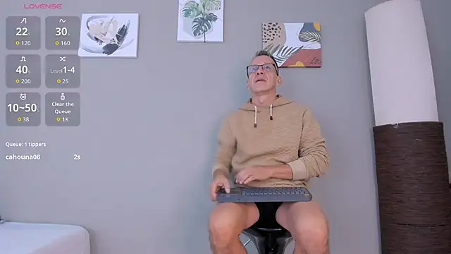 Snapshot of _axelking_ chatting on October 22, 11:58 am  axelking  online show from October 22, 11:58 am