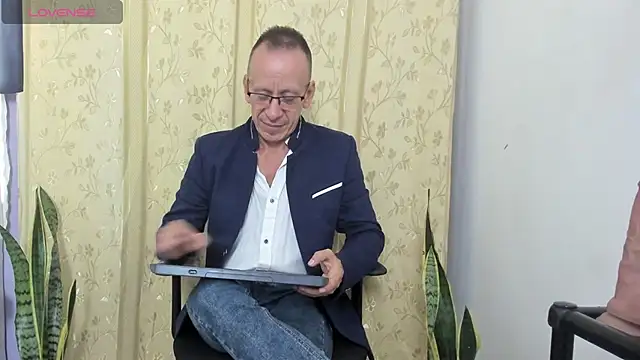  axelking  online show from May 30, 1:00 pm
