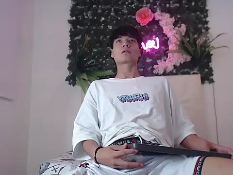 Snapshot of alex_russo__ chatting on October 24, 4:03 am alex russo   online show from October 24, 4:03 am