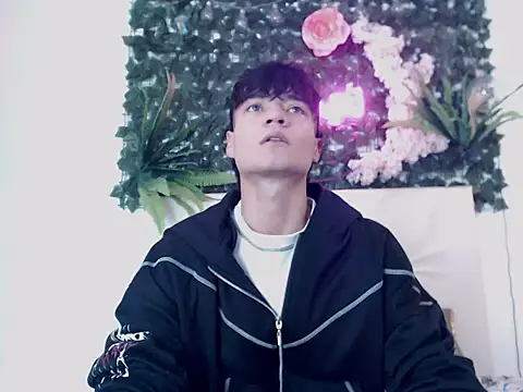 Snapshot of alex_russo__ chatting on October 28, 11:29 pm alex russo   online show from October 28, 11:29 pm