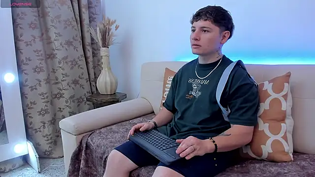 Leoo Miller online show from October 17, 9:41 pm