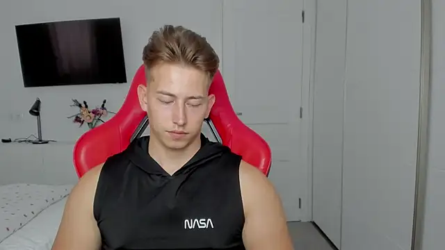 Snapshot of find0m_master chatting on October 11, 3:16 pm find0m master online show from October 11, 3:16 pm