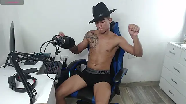 Snapshot of Angel_LatinGuy chatting on October 15, 6:54 am Angel LatinGuy online show from October 15, 6:54 am