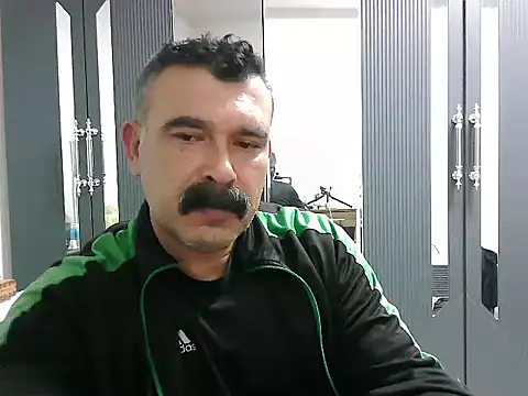 Snapshot of meroglu45 chatting on October 21, 6:22 pm meroglu45 online show from October 21, 6:22 pm